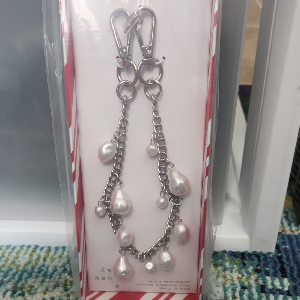 Chic Silver Pearl Bracelet